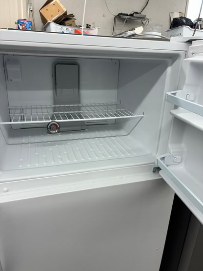 Whirlpool Top Freezer Refrigerator 33” white