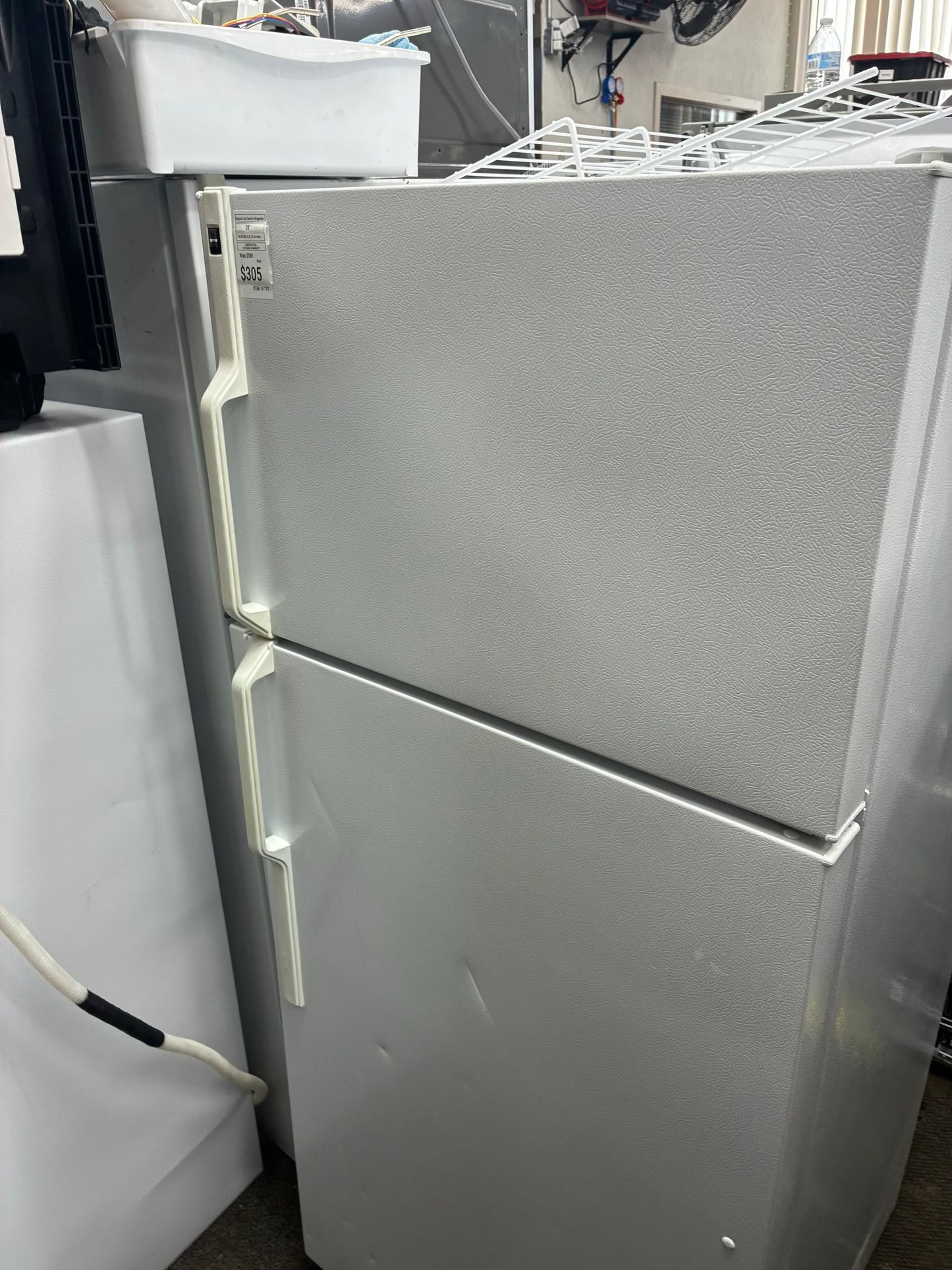 Hotpoint top freezer refrigerator white 28”