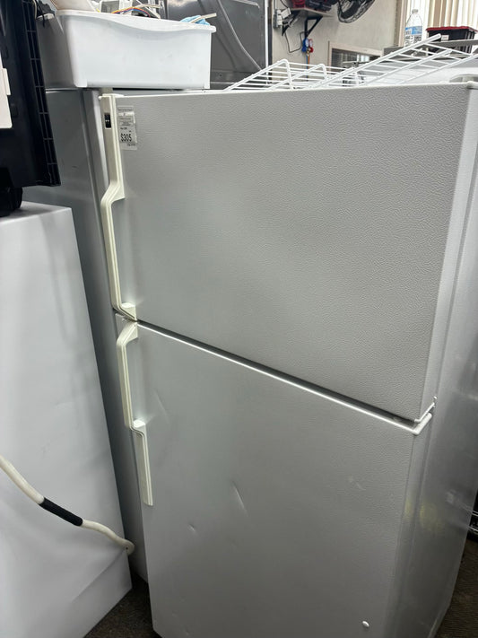 Hotpoint top freezer refrigerator white 28”