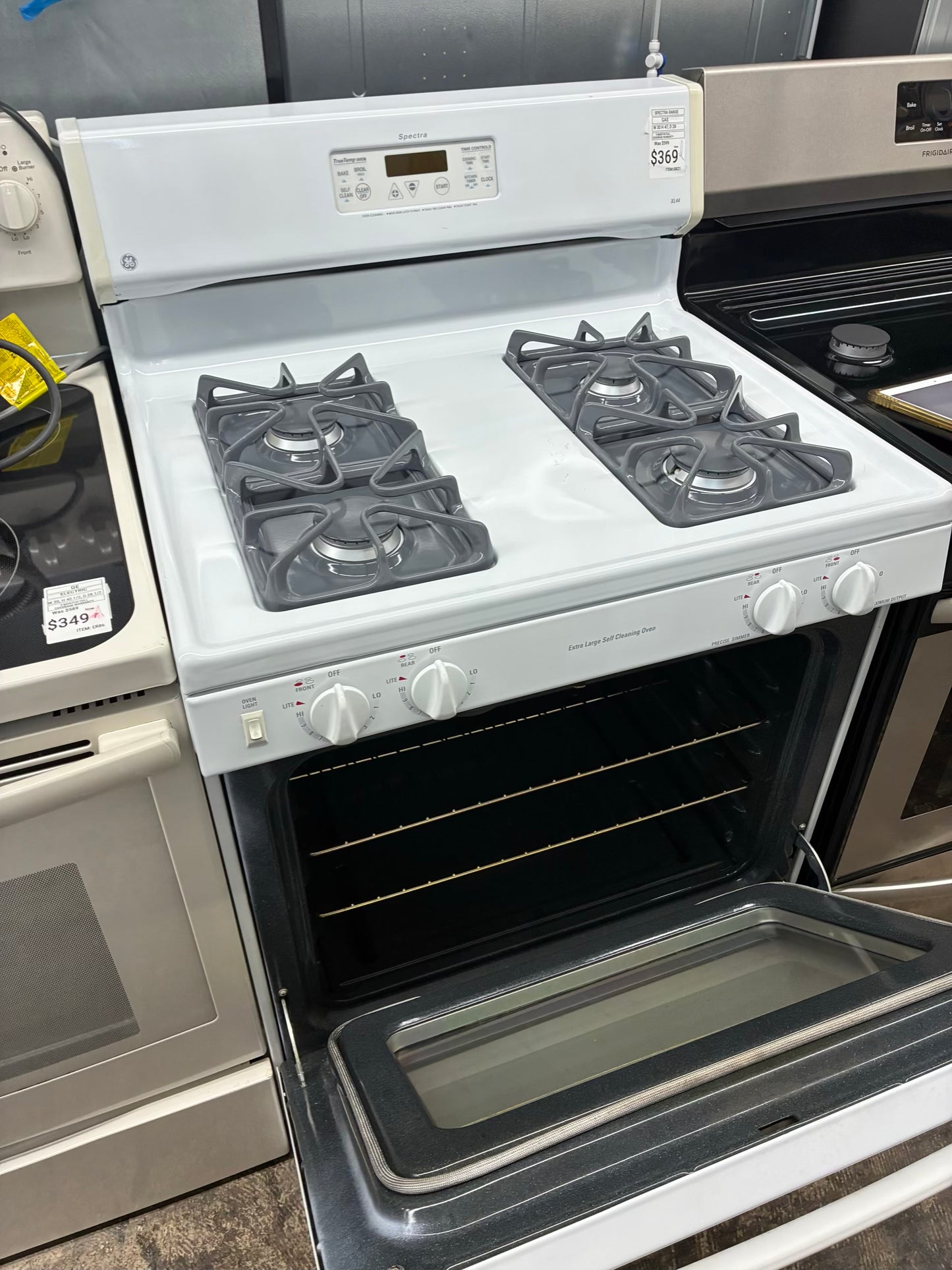 GE Spectra  Gas Range white color  4 Burners 30”