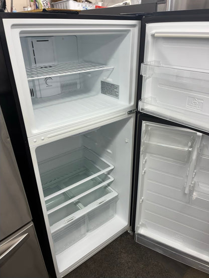 Insignia Top Freezer Refrigerator 30” stainless steel