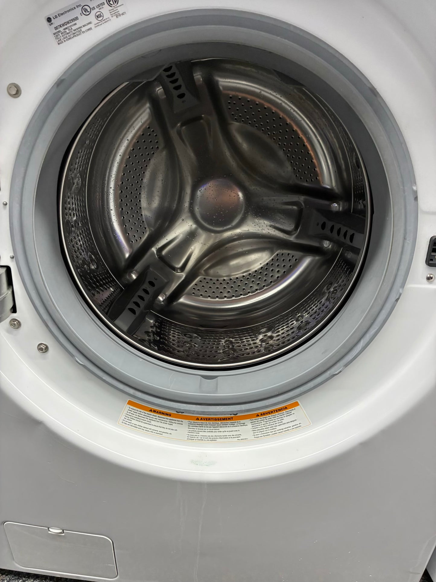 LG WASHER N DRYER FRONT LOAD ELECTRIC 27” WHITE