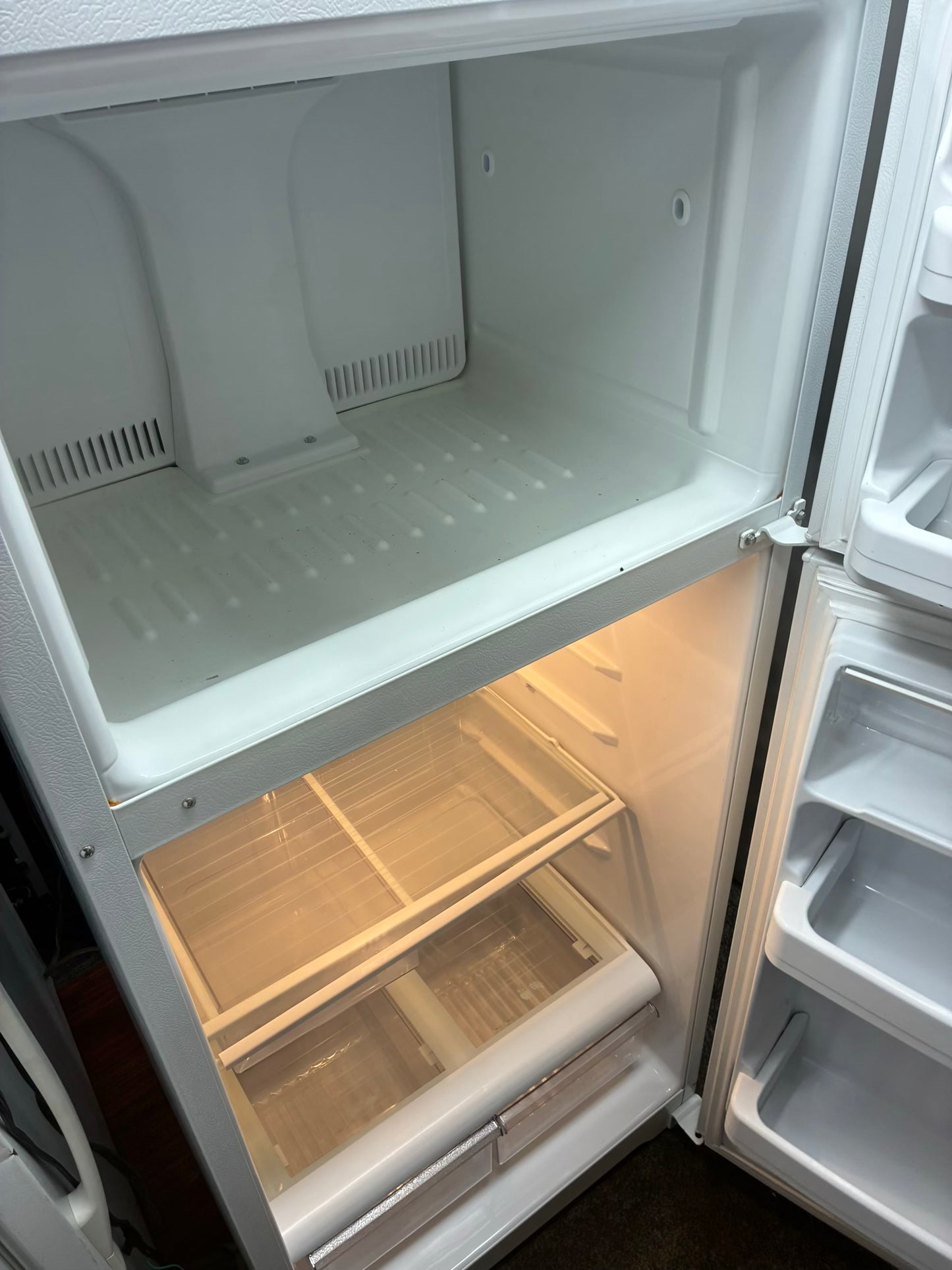 Hotpoint top freezer refrigerator white 28”
