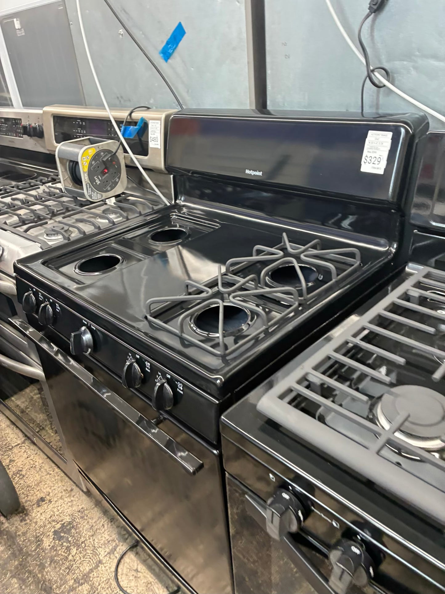 Hotpoint Gas Range black 4 Burners 30”