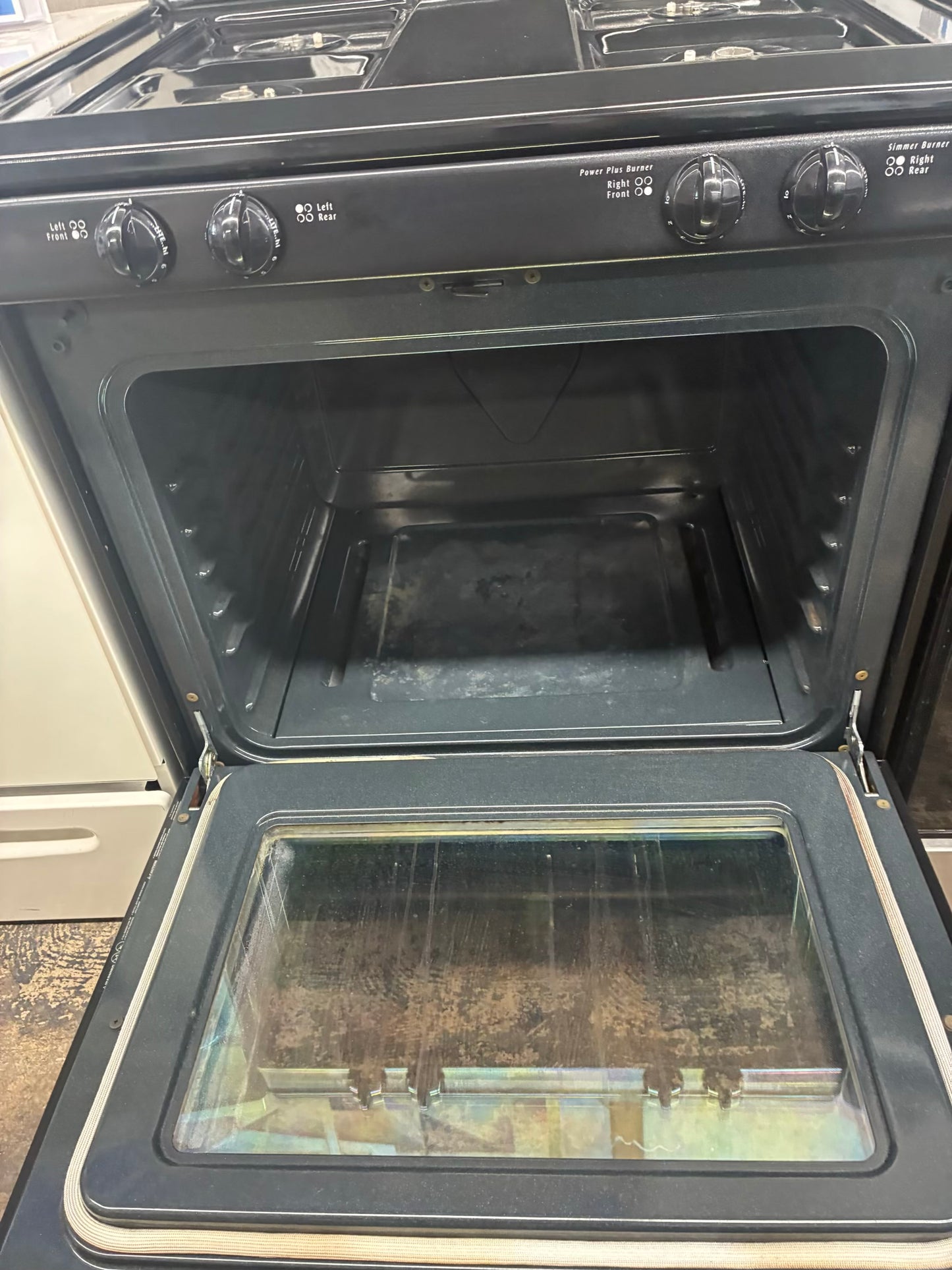 Frigidaire Gas Range black 4 Burners 30”