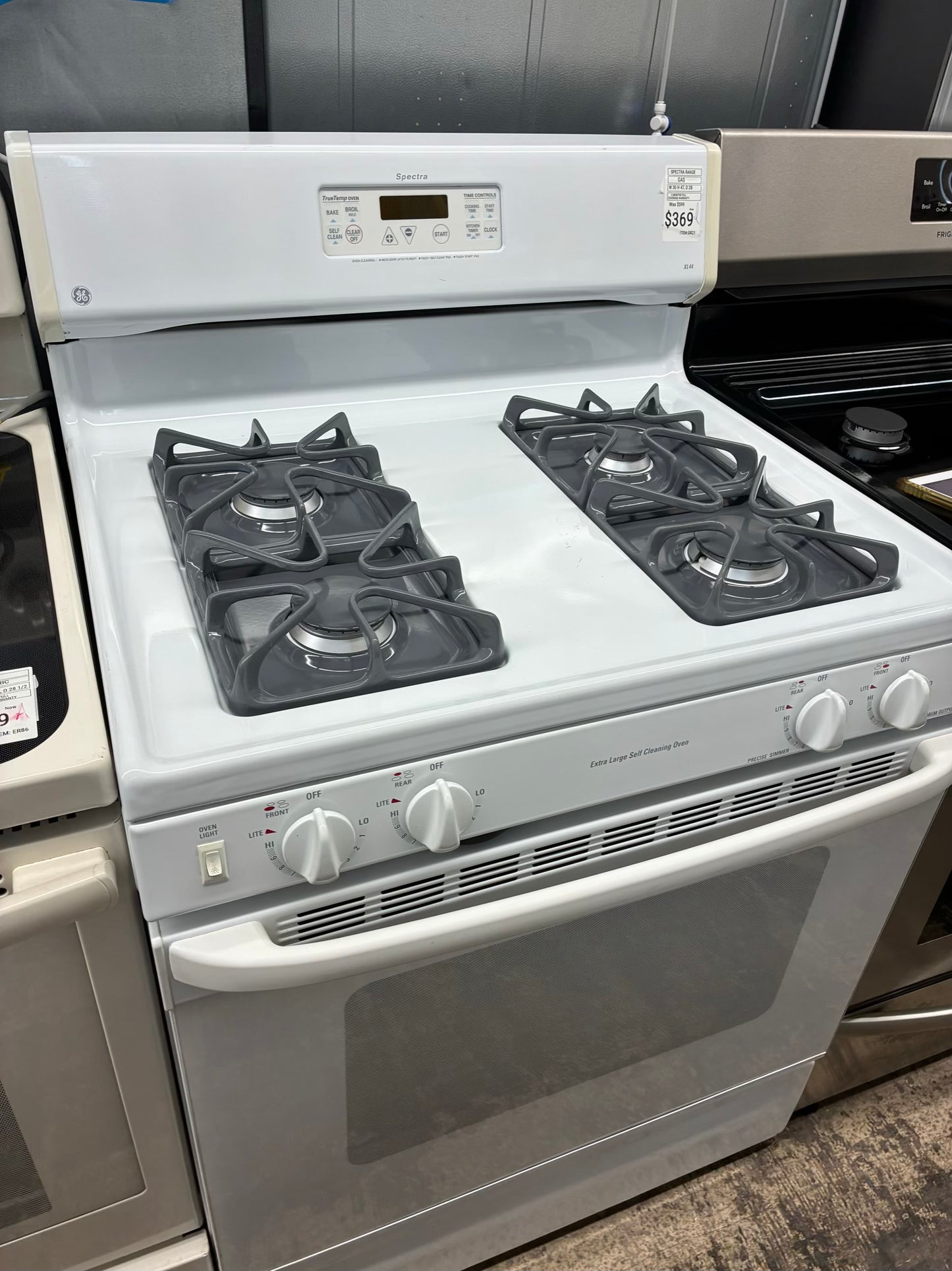 GE Spectra  Gas Range white color  4 Burners 30”