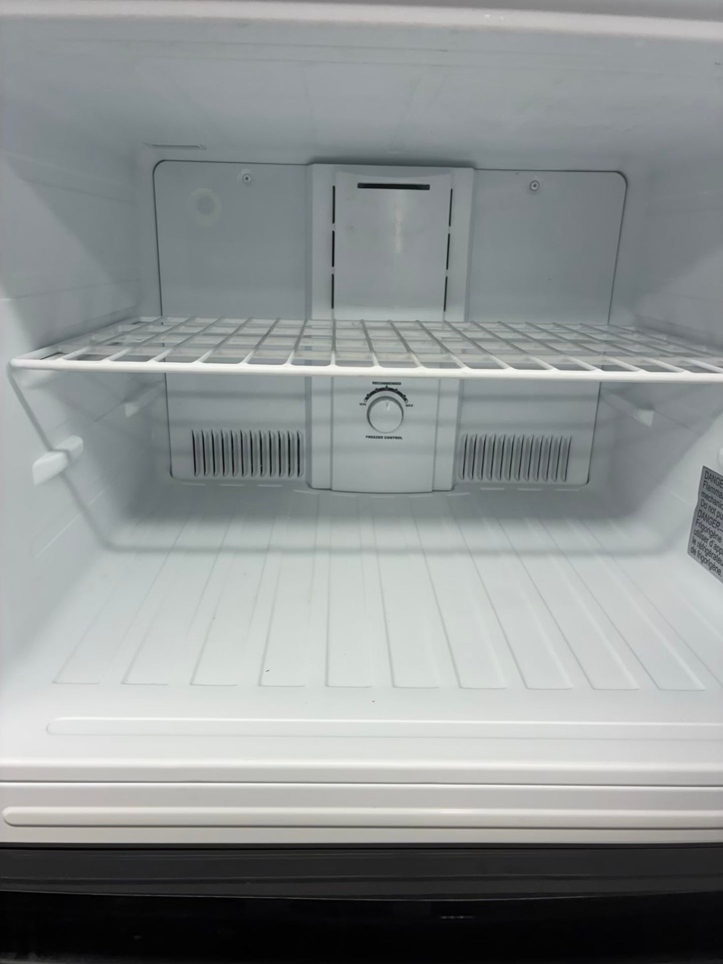 Insignia Top Freezer Refrigerator 30” stainless steel