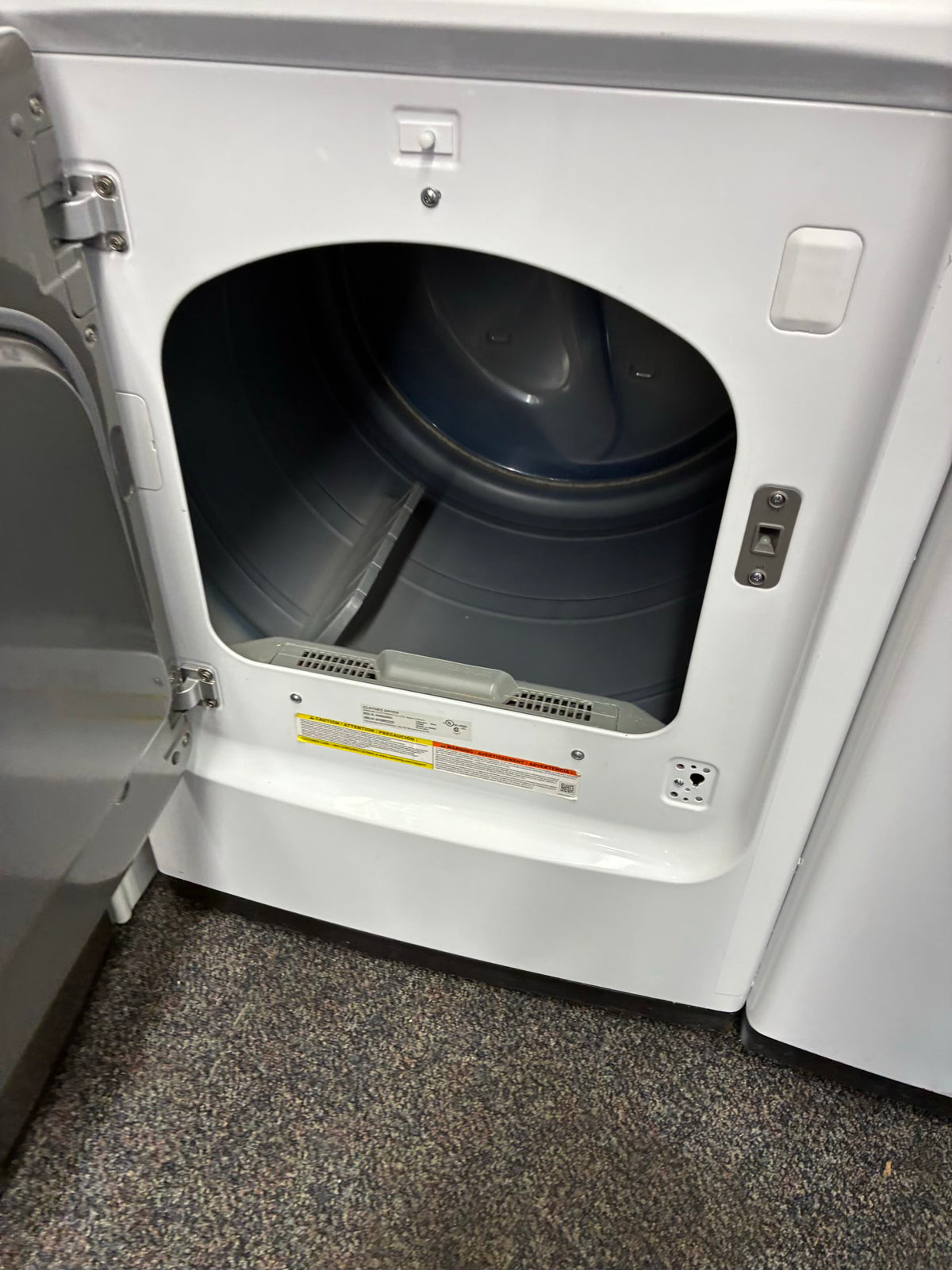 SAMSUMG electric washer and dryer 27” top load