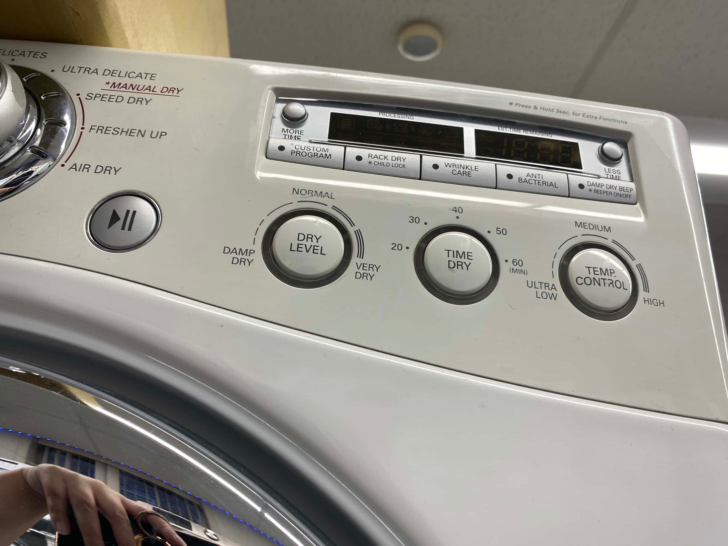 Item: #WD339 LG front load washer and dryer set electric 220v stackable 27”